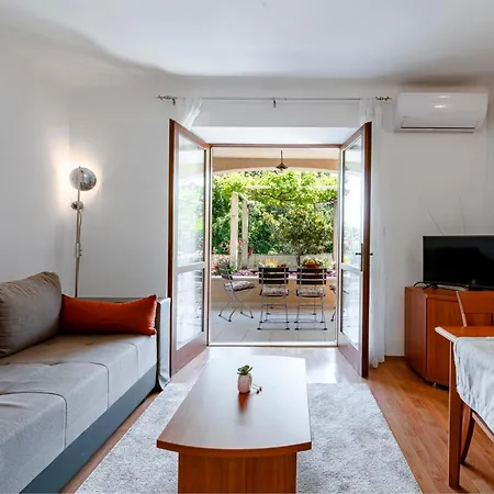 Madonna Field Ii Apartment *